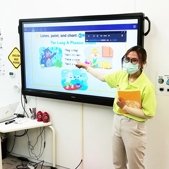 外国人講師 　Ms. Pauline